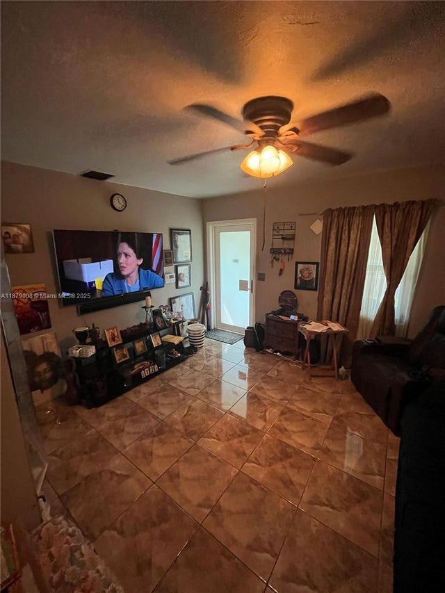 4 of 5 - 1733 Nw 40th St, Miami, FL