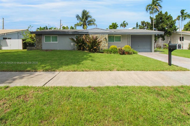 2 of 36 - 3320 Sw 92nd Ct, Miami, FL