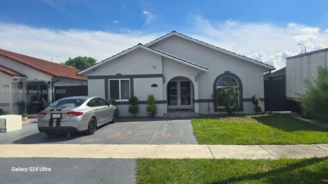 3240 W 76th Pl, Hialeah
