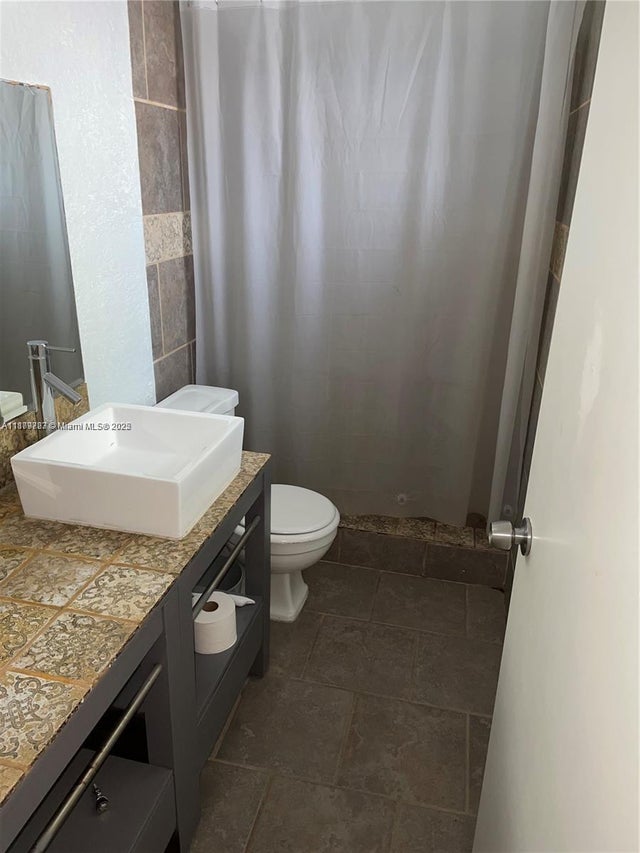 3 of 8 - 2755 Ne 207th St, Aventura, FL
