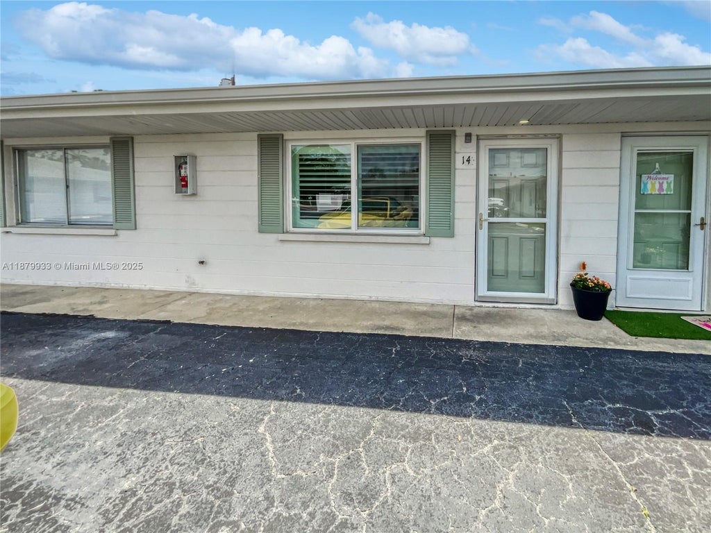 525 Manatee Ct 14, Venice