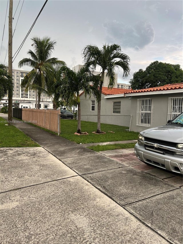 2 of 2 - 904 E 24th St, Hialeah, FL
