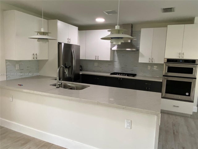 4 of 38 - 6090 Sw 63rd Ave, South Miami, FL