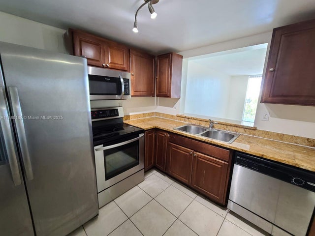 4 of 26 - 496 Nw 165th St Rd D-409, Miami, FL