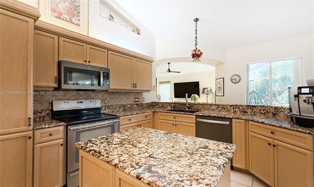 3 of 22 - 460 Ne Cornwall Ave, Port St Lucie, FL