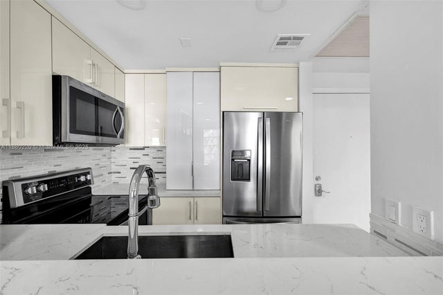 4 of 23 - 1460 Ocean Dr 305, Miami Beach, FL