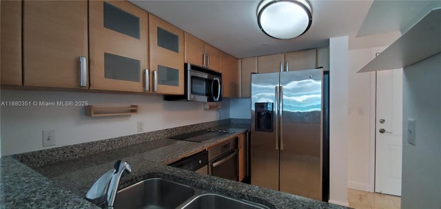 3 of 10 - 2101 Brickell Ave 1808, Miami, FL