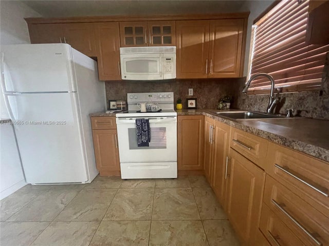 5 of 35 - 8345 Sunrise Lakes Blvd 309, Sunrise, FL