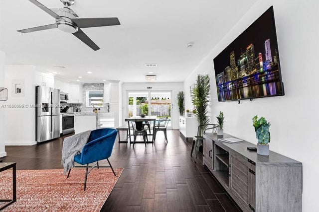 4 of 32 - 2041 Sw 37th Ter, Fort Lauderdale, FL