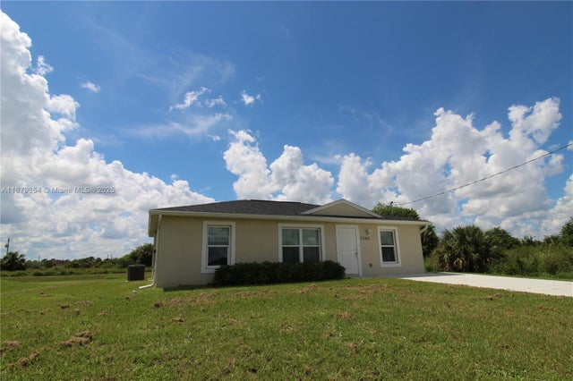 2 of 20 - 7065 Berwirck Cir, La Belle, FL