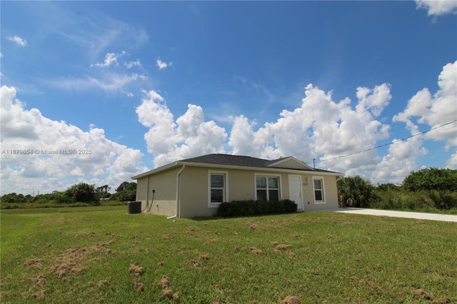 3 of 20 - 7065 Berwirck Cir, La Belle, FL
