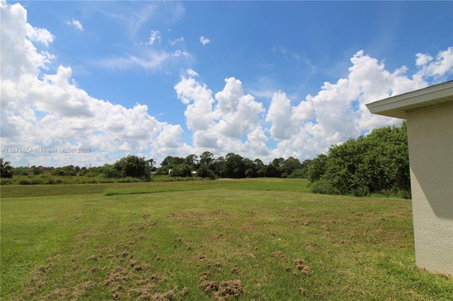 4 of 20 - 7065 Berwirck Cir, La Belle, FL