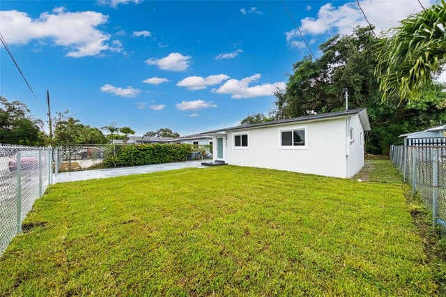 4 of 28 - 2951 Nw 47th St, Miami, FL