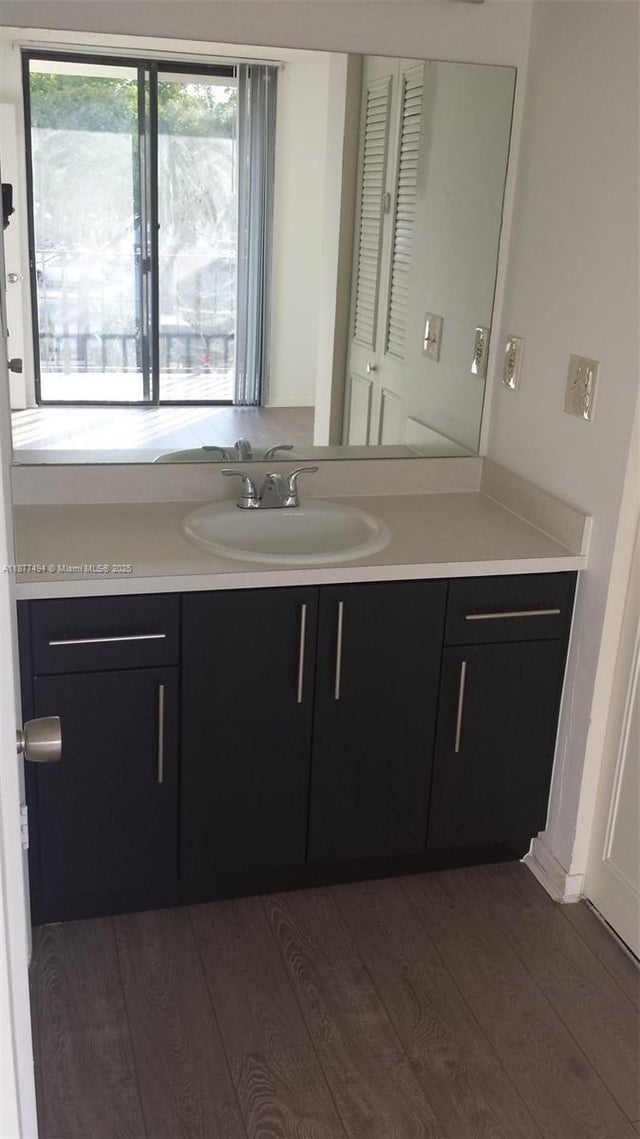 3 of 6 - 752 Executive Center Dr 25, West Palm Beach, FL
