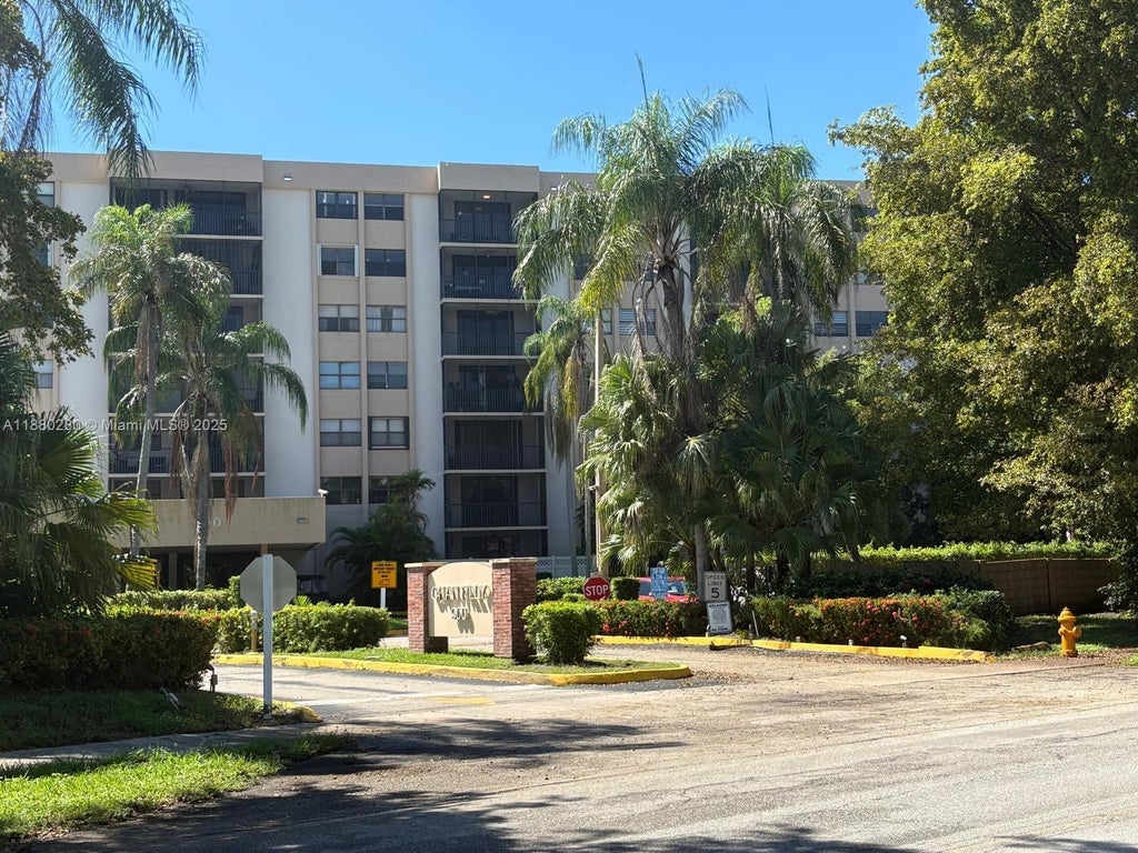 900 Ne 195th St 702, Miami