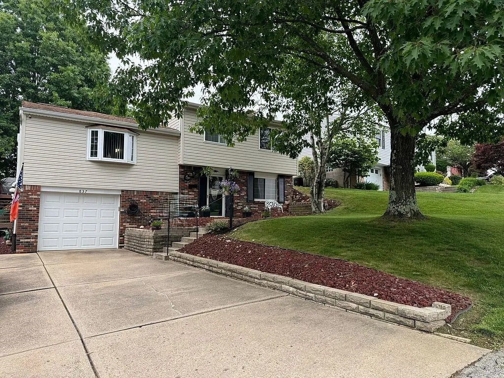 837 Joan Drive, N Versailles