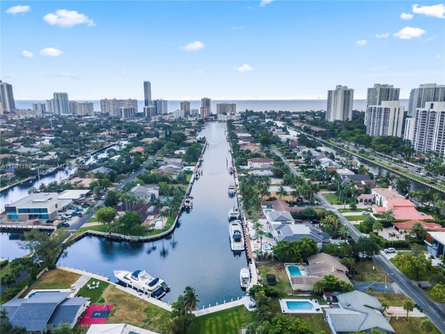 4 of 17 - 496 Holiday Dr, Hallandale Beach, FL