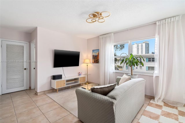 1 of 24 - 1824 Monroe St 10, Hollywood, FL