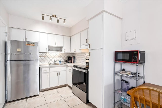 2 of 24 - 1824 Monroe St 10, Hollywood, FL