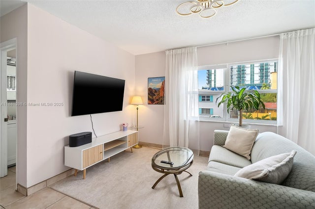 4 of 24 - 1824 Monroe St 10, Hollywood, FL