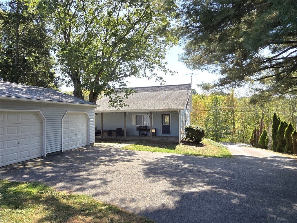 140 Brewster Road, Center