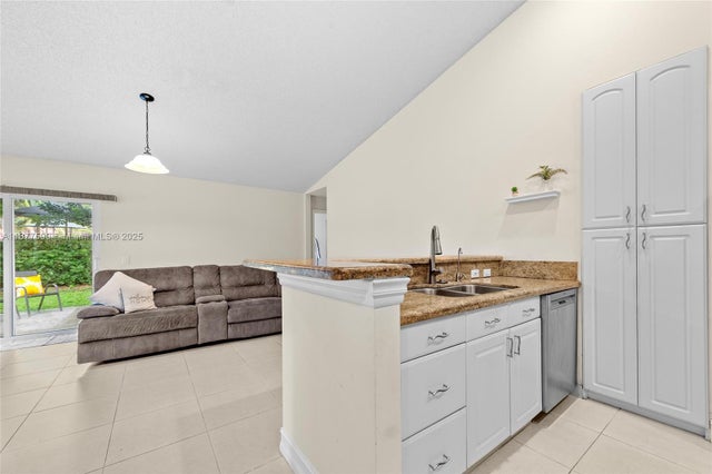 3 of 40 - 882 San Remo Dr, Weston, FL