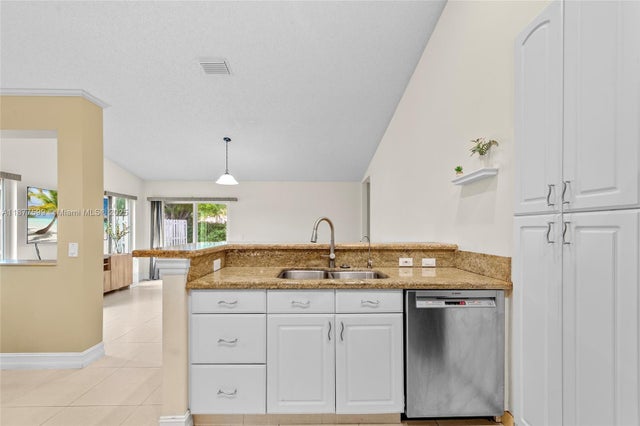 5 of 40 - 882 San Remo Dr, Weston, FL