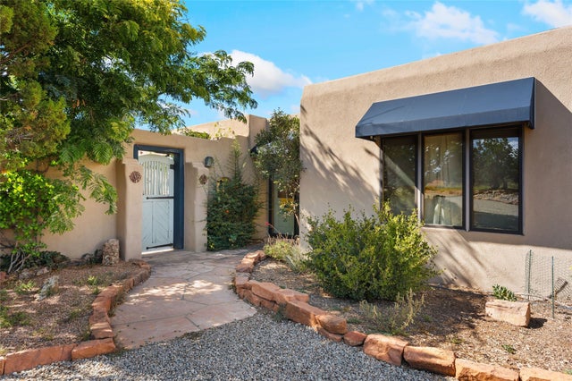 71 Camerada Loop, Santa Fe