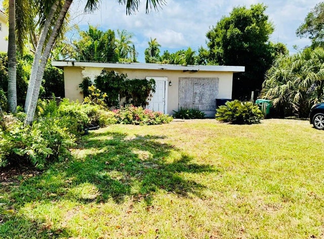 1 of 3 - 2616 Ne 214th St, Miami, FL
