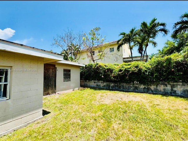 2 of 3 - 2616 Ne 214th St, Miami, FL