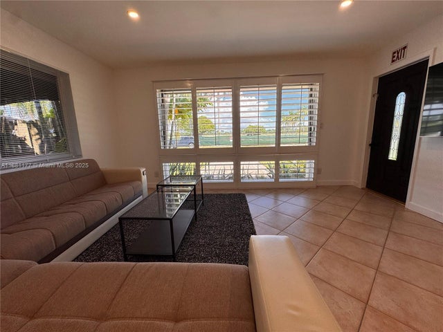 4 of 38 - 1406 Polk St, Hollywood, FL