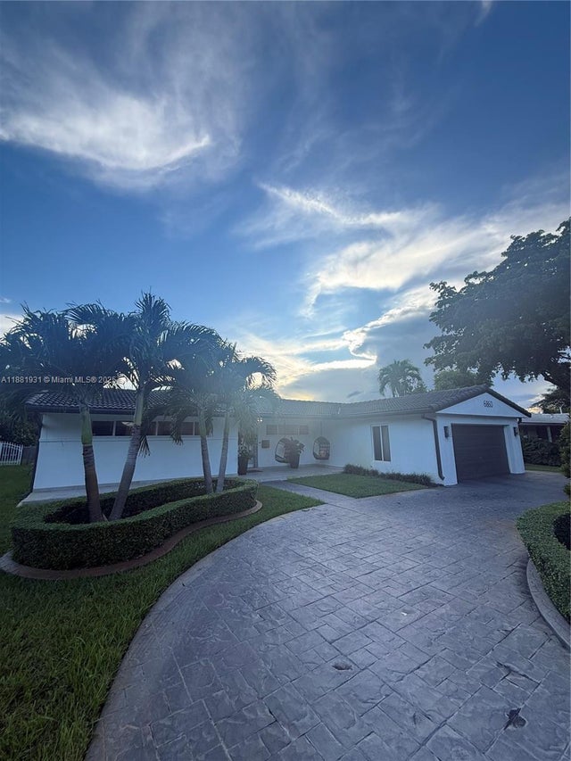 1 of 28 - 6860 Miami Lakes Dr, Miami Lakes, FL