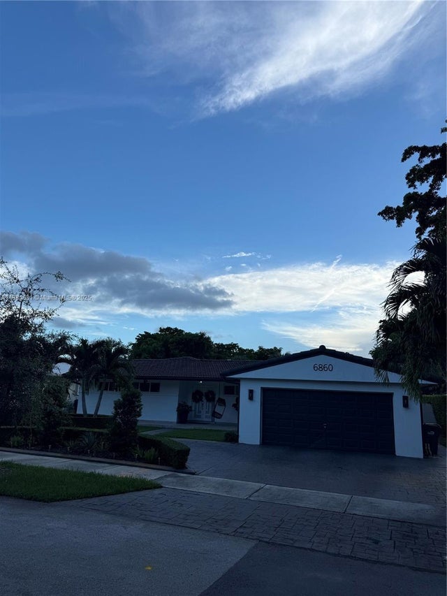 3 of 28 - 6860 Miami Lakes Dr, Miami Lakes, FL