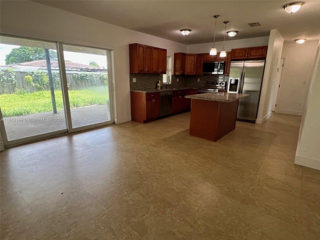 3 of 31 - 14721 Pierce St, Miami, FL