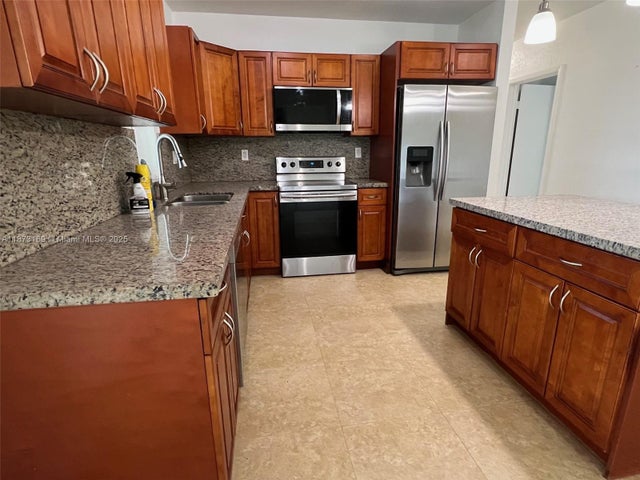 4 of 31 - 14721 Pierce St, Miami, FL