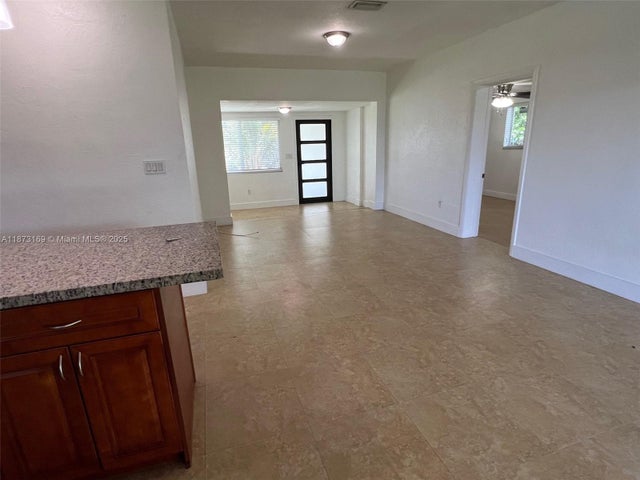 5 of 31 - 14721 Pierce St, Miami, FL