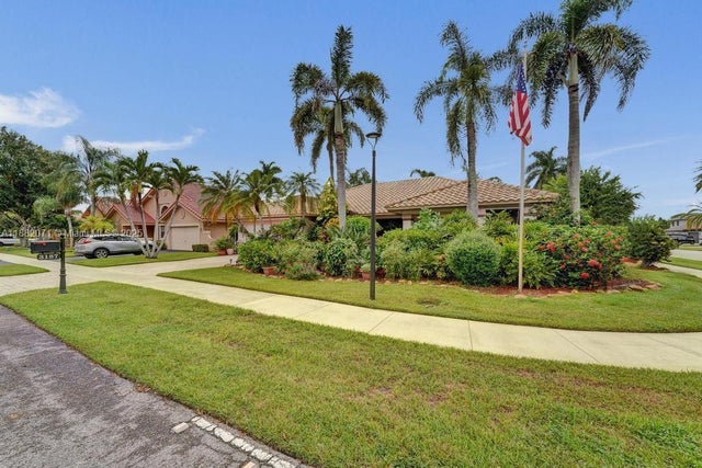 2 of 38 - 3187 Beechberry Cir, Davie, FL