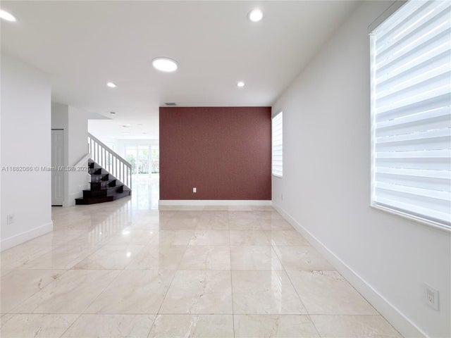 3 of 70 - 10423 Nw 70th Ln, Doral, FL