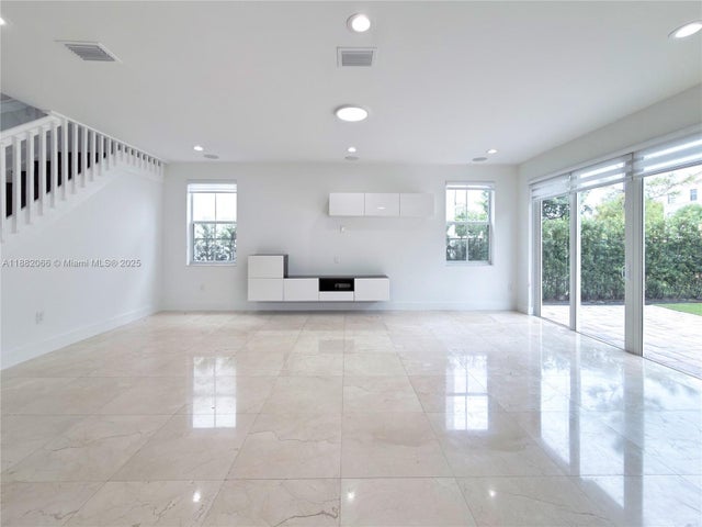 4 of 70 - 10423 Nw 70th Ln, Doral, FL