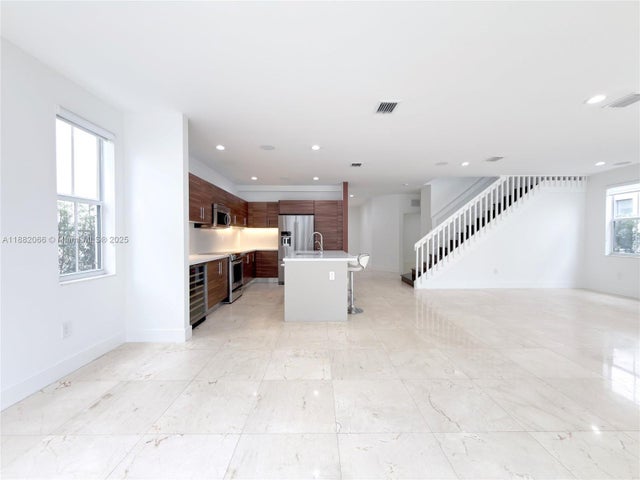 5 of 70 - 10423 Nw 70th Ln, Doral, FL