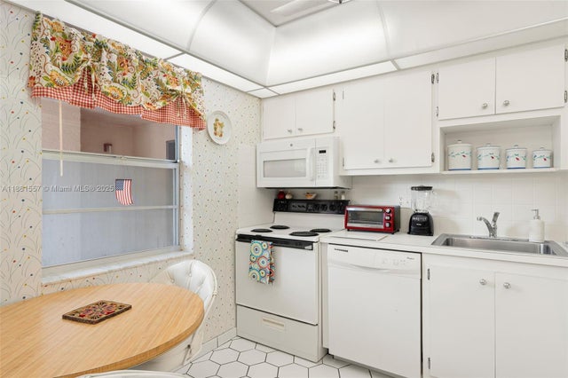 4 of 20 - 1005 Country Club Dr 405, Margate, FL