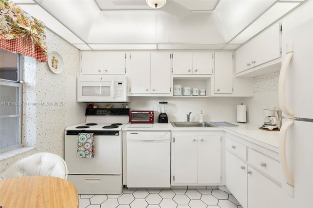 5 of 20 - 1005 Country Club Dr 405, Margate, FL