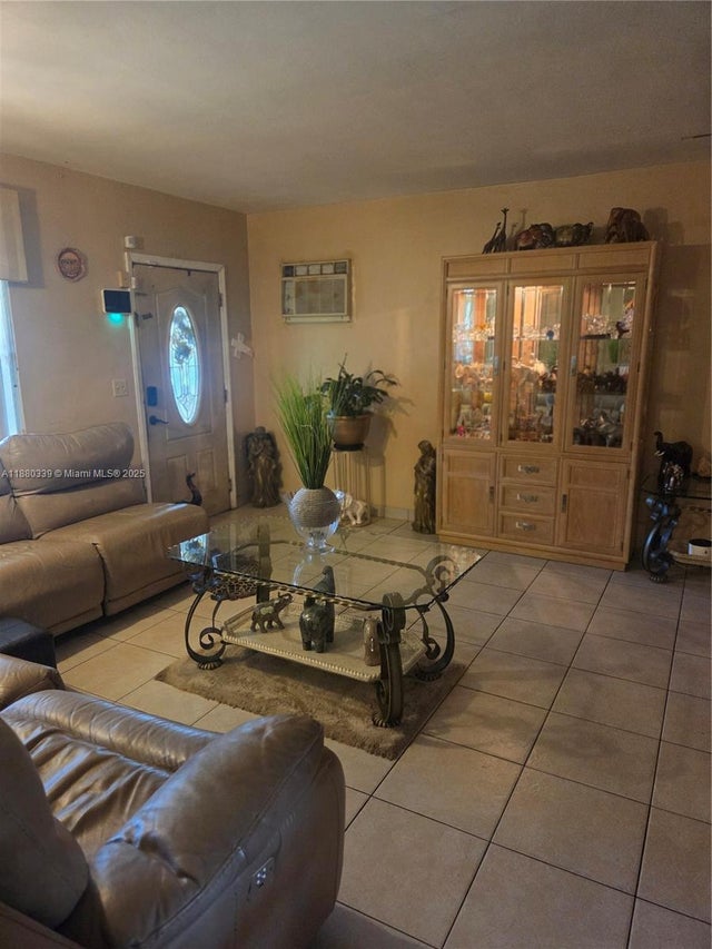 3 of 7 - 393 Florida Avenue, Fort Lauderdale, FL