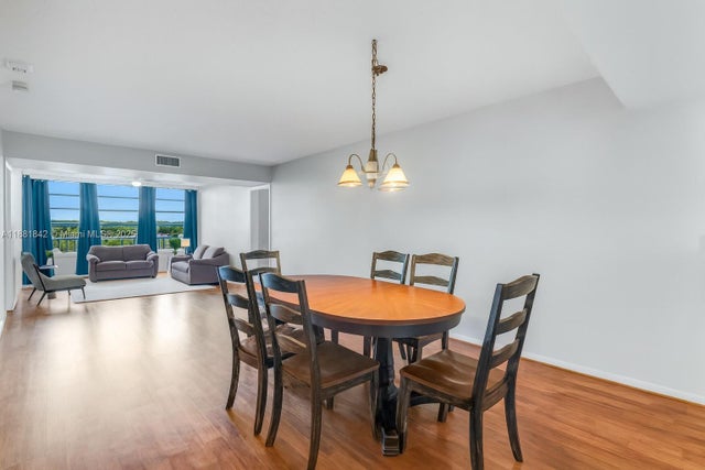 5 of 23 - 3826 Whitehall Dr 405, West Palm Beach, FL