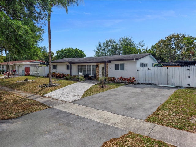 1 of 40 - 810 Ne 182nd St, North Miami Beach, FL
