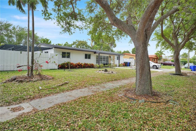 2 of 40 - 810 Ne 182nd St, North Miami Beach, FL