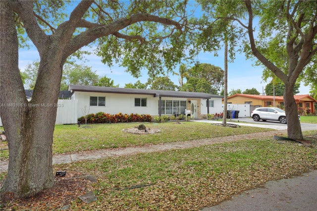 3 of 40 - 810 Ne 182nd St, North Miami Beach, FL