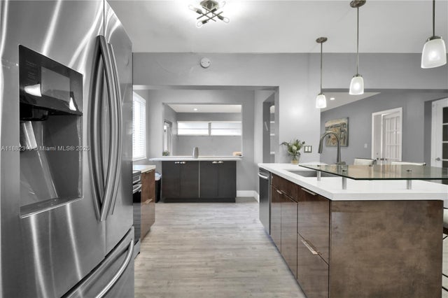 5 of 40 - 810 Ne 182nd St, North Miami Beach, FL