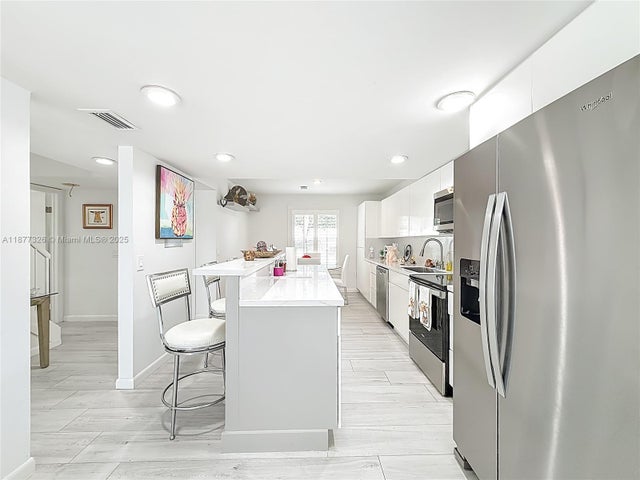 3 of 40 - 7110 Sw 54th St, Miami, FL
