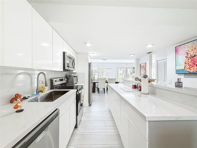 4 of 40 - 7110 Sw 54th St, Miami, FL
